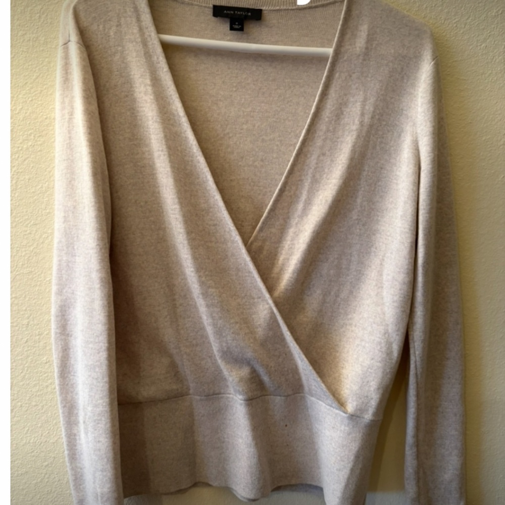 Anne Taylor Acrylic/Wood beige heather sweater